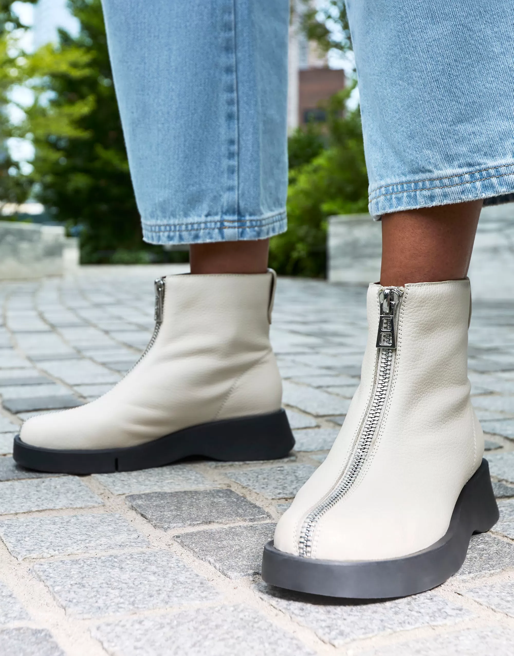 Aerosoles Ankle Boots*Comfortable Women's Flexible Molded Unit Front Zip Bootie in Eggnog Pebbled Leather